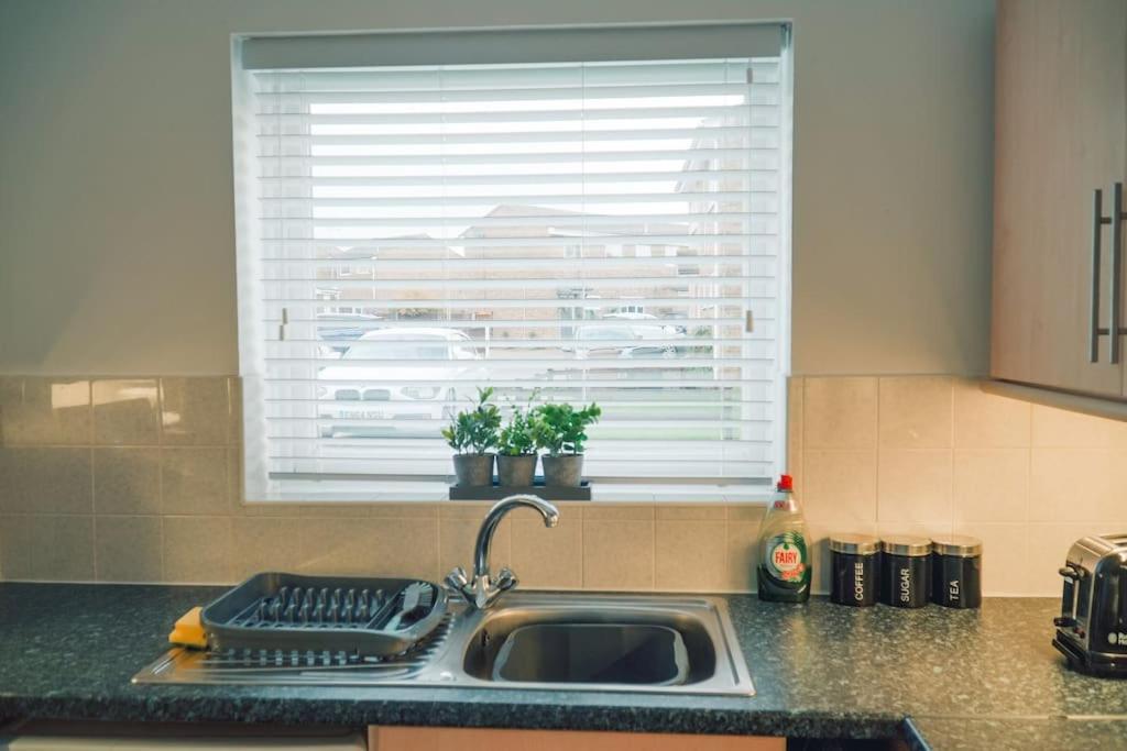 Modern 2 Bed Apartment Near City Centre Chelmsford Kültér fotó