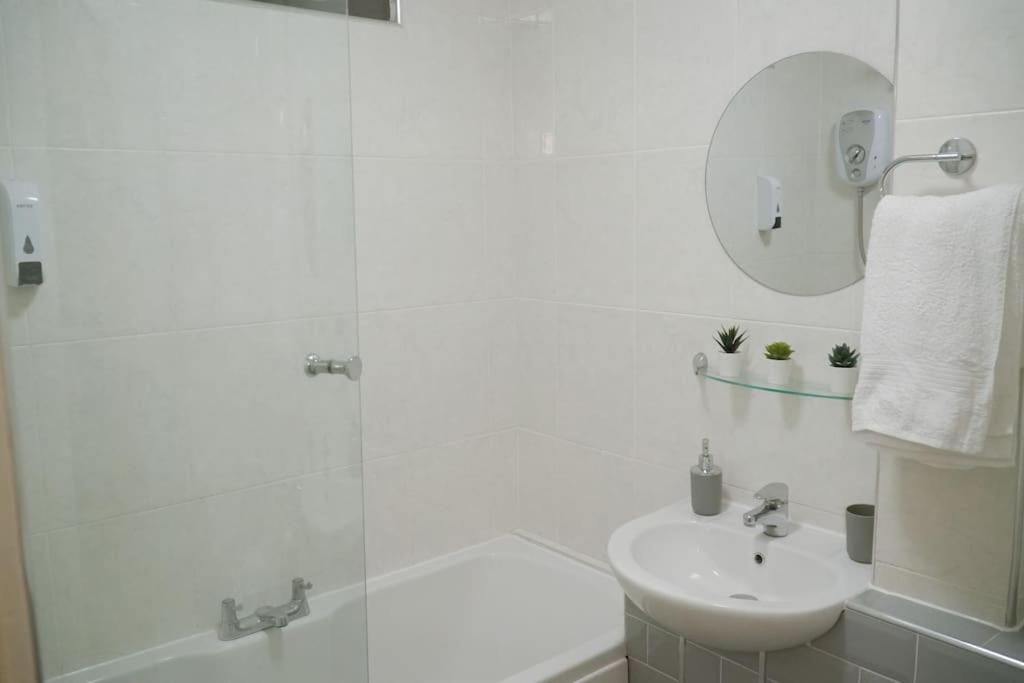 Modern 2 Bed Apartment Near City Centre Chelmsford Kültér fotó